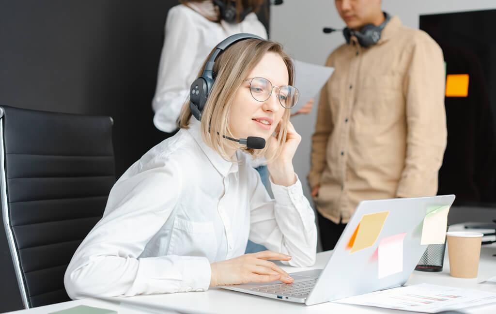 Teilnehmende bei einem Online-Marketing Kurs im Austausch